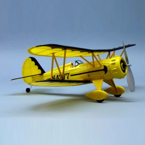 WACO YMF5 Modellflugzeug mit Gummimotor und gelber Papierbespannung