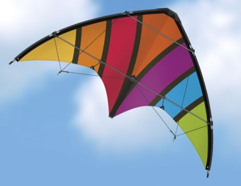 Bunter Drachen im Flug vor blauem Himmel mit weißen Wolken.