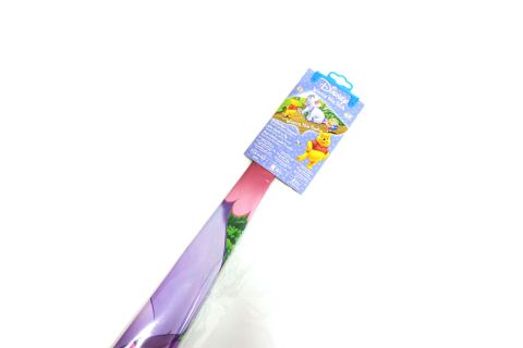 Winnie Puuh Geschenkpapier mit Disney-Motiv und Etikett, ideal zum Einpacken von Geschenken für Kinder.