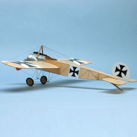 Detailaufnahme eines Dumas Gummimotorflugzeugs im Modellbau, zeigt die filigrane Bauweise und das charakteristische Design mit schwarzen Kreuzmustern auf den Tragflächen. Ideal für Modellbau-Enthusiasten und Flugzeugliebhaber.