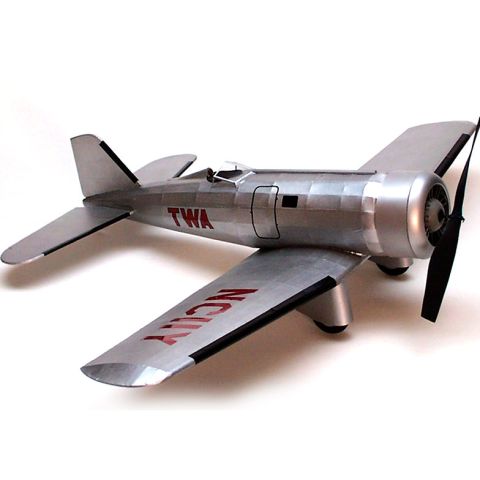 Dumas Gummimotorflugzeug TWA Modell in Silber mit detaillierter Gestaltung und Propeller, präsentiert in der Kategorie Dumas Gummimotorflugzeuge.